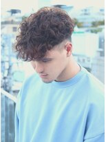 ジジバイワースホワイル(jiji by WORTH WHILE)&nbsp;リバースセンターパート刈り上げセンターパートサーフカール