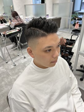 キートス(Kiitos) 七三パート/フェード0.4mm/9mmグラデーション/スパイラルパーマ