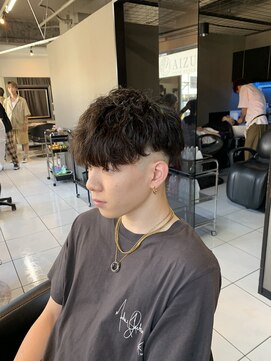 アイズ 海老名(AIZU) スペインカールフェードカット波巻きスパイラルパーマショート