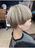 王道ハイトーンベージュマッシュショートスタイル