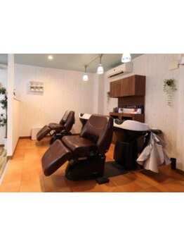 扉を開けると広がる、木目調の穏やかな空間。あなただけの特別なサロンタイムをお過ごしいただけます◎