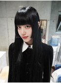 黒髪パッツンロングスタイル