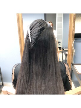 アンフィシュピトロワ(AnFye spi tlow) ［AnFye］うねりを無くして縮毛矯正