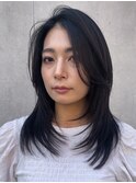 黒髪が綺麗なオフィスレイヤースタイル！大人に大人気！