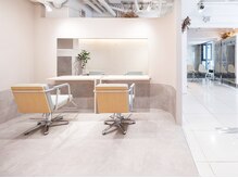 ファイブボックスヘアー 広島(five vox hair)の雰囲気（白を基調にした明るい店内）