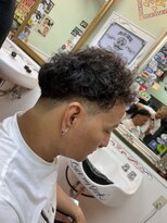 いなたいバーバー&nbsp;valorize a textura natural do seu cabelo