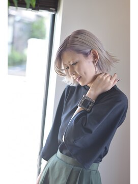 マッチアップ(MATCH UP) 外ハネホワイトブロンドヘアー