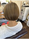 切りっぱなしボブ_斜めバンググレージュカラーシルキー_255