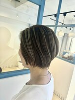 ラソニシカサイ(Lazo nishikasai)&nbsp;白髪ぼかし効果　ハイライトショートボブ