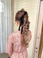 イーズ(ease.)&nbsp;ツインアレンジ/編み下ろし/ベロアリボン/お呼ばれヘアアレンジ