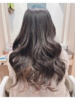 コーエン(cowen)&nbsp;大人フェミニンロング暗め3Dカラー大きめウェーブくびれヘア40代