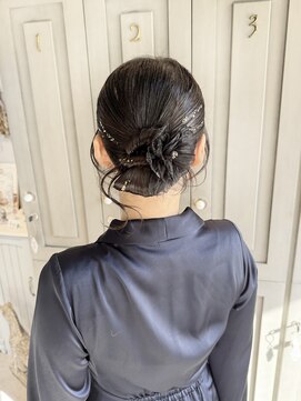 ユヌ(Une) 結婚式参列お呼ばれヘアセットカチモリシニヨンヘアアレンジ