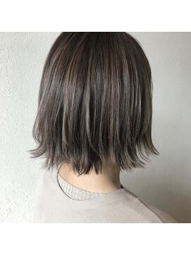 アコット(Acotto.) ハイライトカラー グレージュ 切りっぱなし ボブ