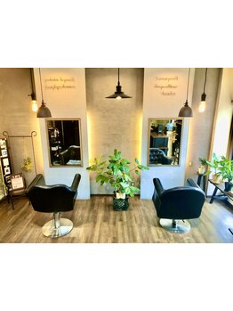 完全マンツーマン施術であなたの髪と本気で向き合います。信頼できる技術と丁寧な接客で理想のスタイルへ。