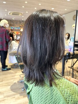 サラ(sarah) くびれミディアムレイヤー