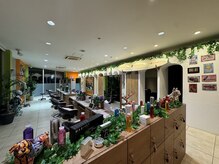 アース 佐賀夢咲店(HAIR&MAKE EARTH)の雰囲気（広々とした店内でくつろいで過ごせます。）