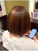 白髪ぼかしハイライト×ウォームブラウン×コンパクトボブ
