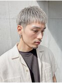 シルバーアッシュで大人かっこいい。ブリーチ×刈り上げスタイル