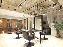 リコ ヘアーメイク 湘南台店(Lico hair make)の雰囲気（天然木と緑に囲まれた明るい店内♪【Lico湘南台】）