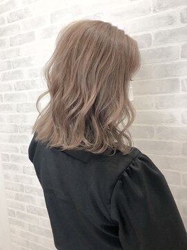 アヴァンス 京橋店(AVANCE) 透明感のあるミルクティーベージュ/エアリーミディに