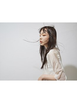 誰もが羨む艶やかな髪質へ。一人ひとりの髪質に合わせたトリートメントでダメージを補修し、潤いを与えます