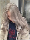 グレージュミルクティーベージュフェミニンロングシルバーヘアー