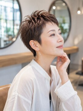 バグズ(Baguz) 大人小顔ひし形ハンサムショートレイヤー美シルエット