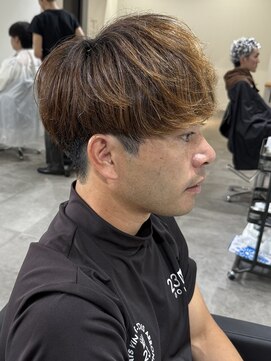 ヒュイル バイ ニアウ(Hwyl by Niau) メンズマッシュパーマワンカラー茶髪ナチュラルマッシュ刈り上げ