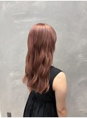 柔らかく映えるくすみピンク×ゆるウェーブ