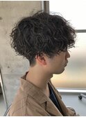 ツイスト波打ちメンズスパイラルパーマ前下がり刈り上げマッシュ