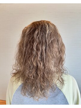 アカラ ヘアー akala ｈair ミルクティーグレージュ