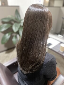 【Dans Dix ans】光に溶けるようなオリーブカラーに熱視線