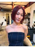 切りっぱなしボブと暖色のハイトーンカラーで遊びを