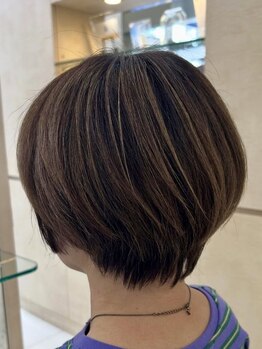 ゼル 鴻巣店(ZELE)の写真/《ショートカット×白髪ぼかし》カットでボリュームを出し、白髪ぼかしで立体感を演出【鴻巣】