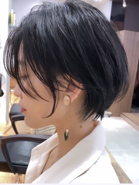 ビュー フクオカ(VIEW FUKUOKA) 美髪にオトナかわいいホワイトグレージュネビージュショートボブ