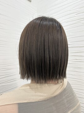 グロウトヨサキワン(GLOW TOYOSAKI ONE) 切りっぱなしボブ