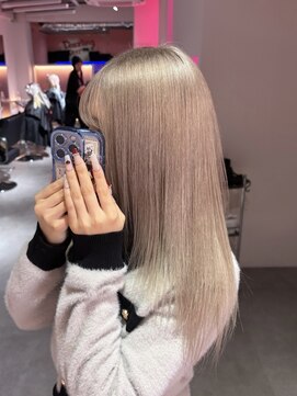 ダズリングディア(Dazzling Deer) ミルクティベージュ／ミディアム／ストレート／ハイトーン