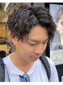 黒髪ツーブロックセンターパート縦落ちツイストスパイラルパーマ