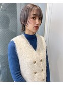 ショートウルフカットホワイトミルクティーカラー