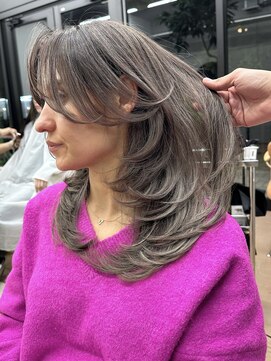 ヌエン 渋谷(NU/EN) 脱白髪染めハイライト/バタフライレイヤーカット/ダークグレー