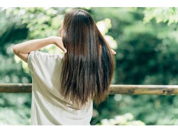 パインカラー(Pine Color)の写真/髪への負担に配慮した縮毛矯正です。自然でやわらかな質感とツヤのある仕上がりへ導きます。