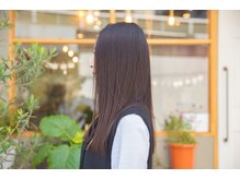未来の髪まで美しく育てるサロンケア。通うたびに素材そのものが輝きだす本質的な髪質改善