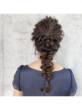 プラグ バイ ネオリーブ(plug by neolive) お呼ばれヘアアレンジ　パーティーヘア　編みおろしアレンジ