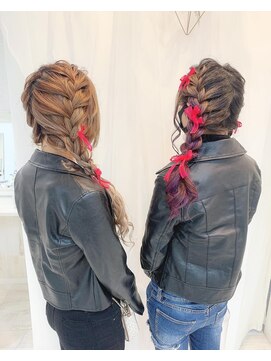 レア(Le'a) 上から編み込み三つ編みリボンアレンジ