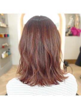 リリー(RILLY) ピンクベージュ×外ハネミディ