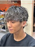 波巻きパーマ×ハイライトでストリート感溢れる男らしいヘアに◎