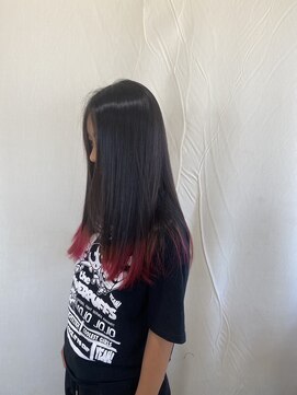 ジュリア(Giulia) 裾カラーレッド×ストレートスタイルが可愛い◎