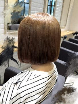 カーラ(Cara) 明るめベージュカラー × ミニボブ