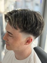 メグロバーバーショップロッポンギ 目黒六(MEGURO BARBER SHOP 6PPONGI)&nbsp;ハイライトセンターパート×スキンフェード
