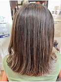 自毛にハイライトを入れただけでダメージレスの白髪ぼかし。